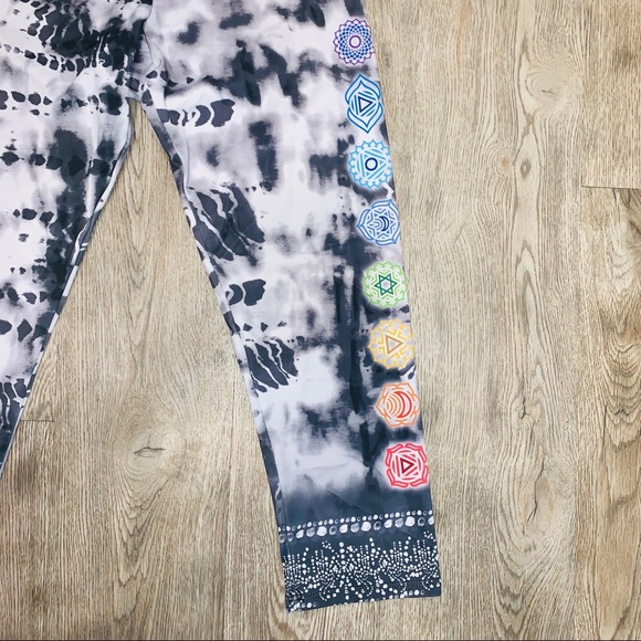 Onzie | Graphic Crop Leggings - Picture 3 of 8